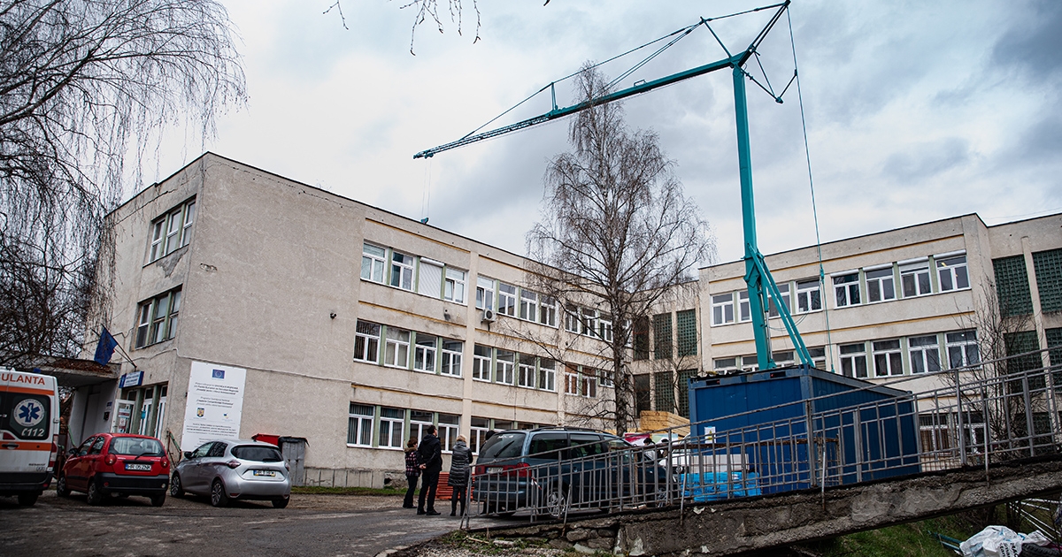 Elkezdődött a poliklinika épületének felújítása Csíkszerdában